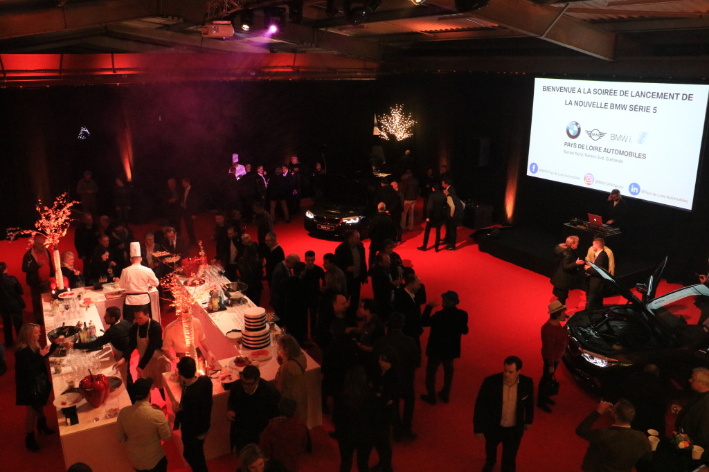 Éclairage événementiel rouge et projection vidéo lors d'une soirée d'entreprise - Lya Pro